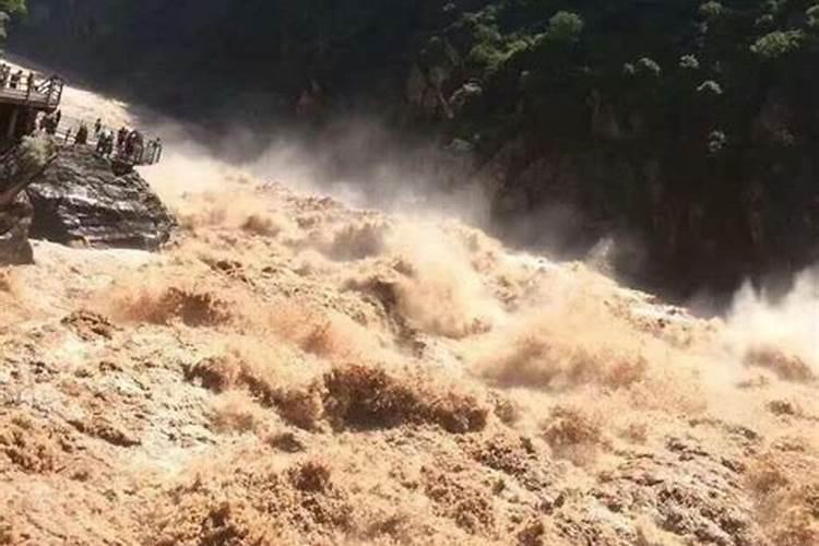 梦见从高山上流下来的洪水的预兆