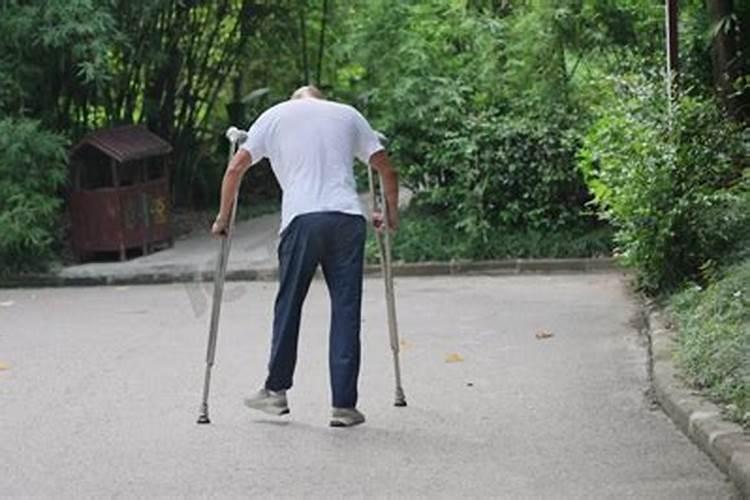 梦见自己背着半裸残疾人