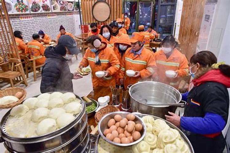 冬至吃饺子的传说是为了表达人们对张仲景的什么之情？