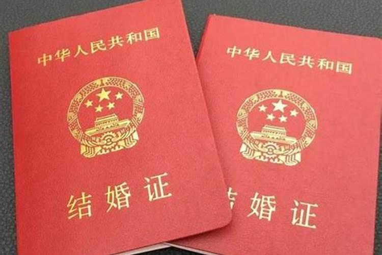 去女方家拿生辰八字需要什么人去!要摆酒吗？送什么？
