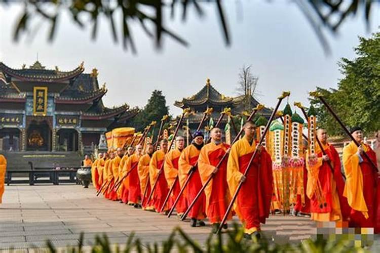 峨眉山景区万年寺许愿