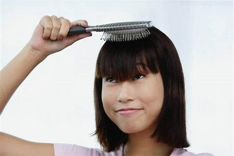 女人梦见大量脱发预示着什么