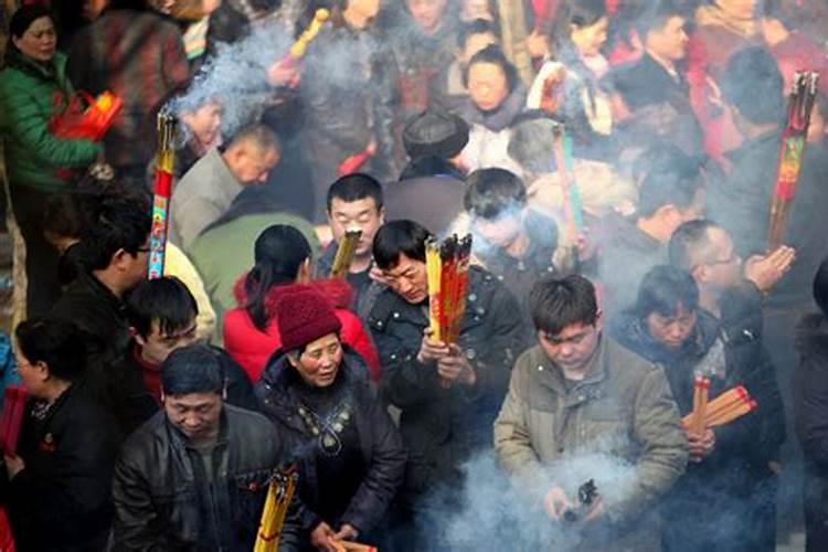 梦见三条蛇,一条大蛇死了,还有两条小蛇缠着自己是什么意思啊拜托各位...