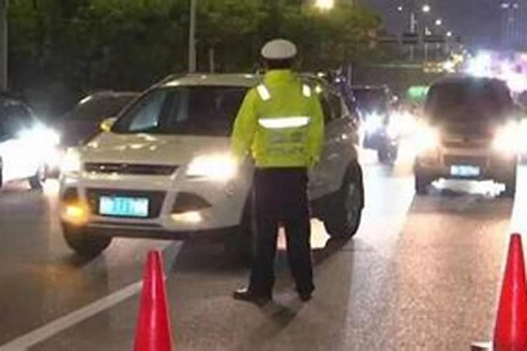 我爸被车撞死了交警还不给我们通知电话这可是正确的做法吗