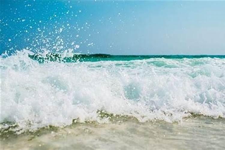 梦见海水涨潮涨的很快的预兆