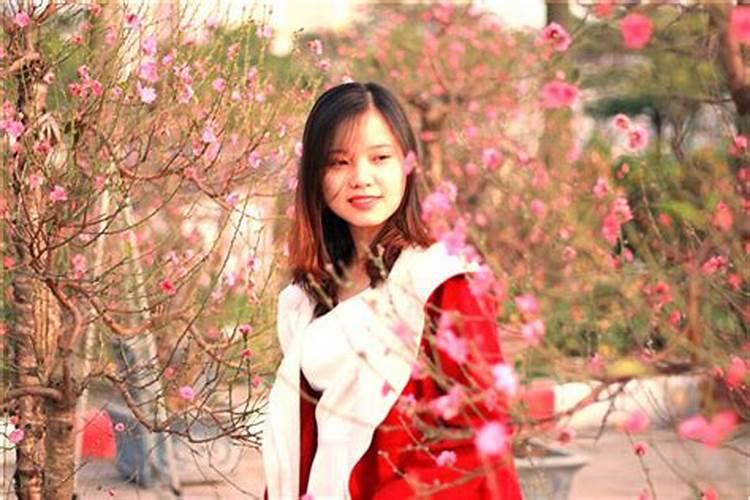 梦见和女同学亲热的预兆