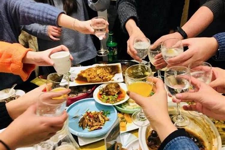 梦见很多本村人在一起吃饭喝酒的预兆