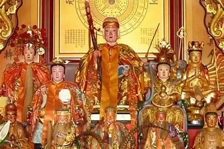 上坟磕三个头还是四个