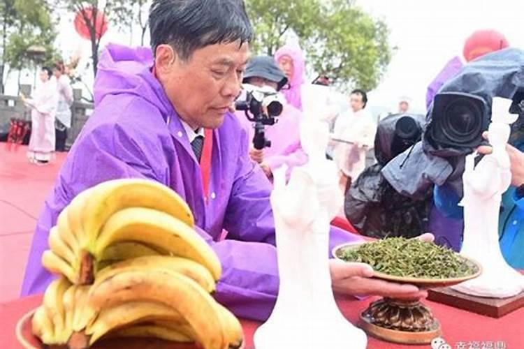 梦见水渠里水很大很急