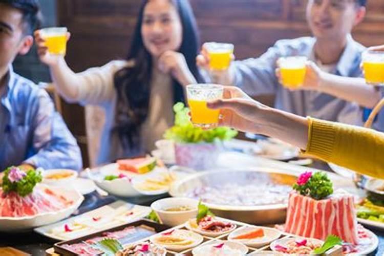 梦见很多人在我家里吃饭的预兆