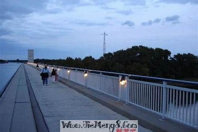 梦见河水淹没道路后又退去