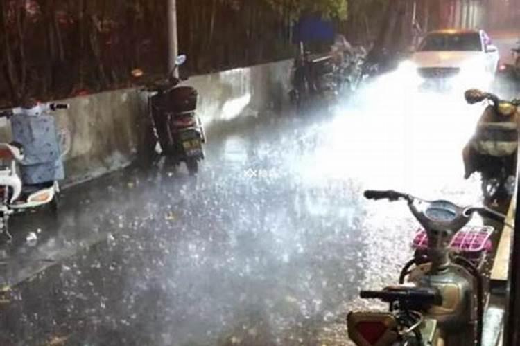 孕妇梦见下大雨发大水了