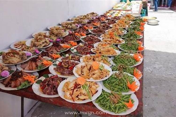 经常梦见吃饭是什么预兆,女人梦到自己和好多人在吃饭