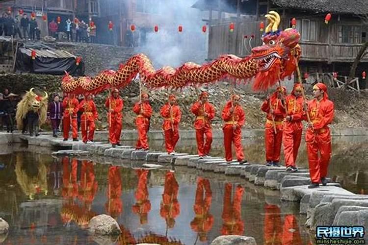 假如2025年,你成功登上月球.给你一架天平(带砝码)、一个弹簧称、一个...