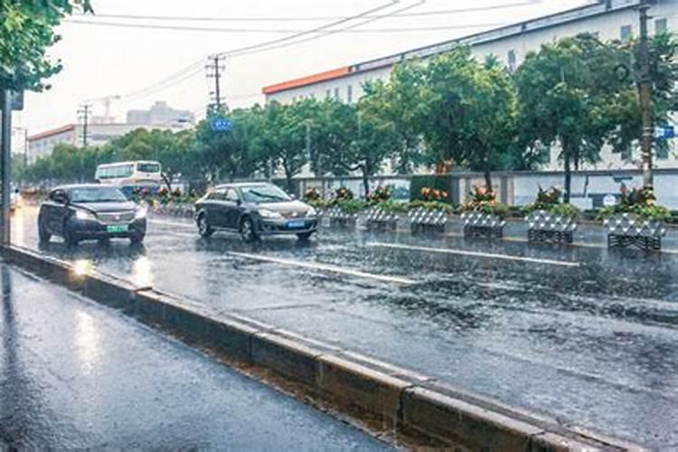 梦到下雨了是什么意思