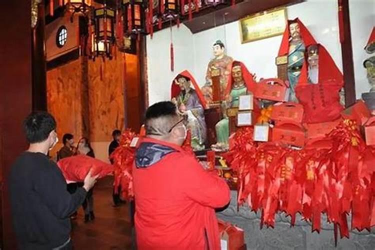 出门踩到狗屎预兆什么好事还是坏事