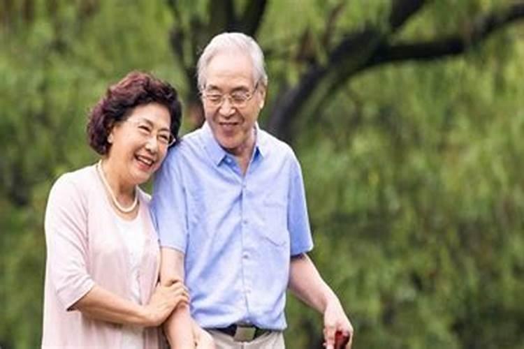 梦见死去的奶奶和活着的爷爷是什么意思