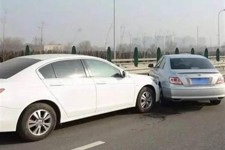 梦见开车剐蹭