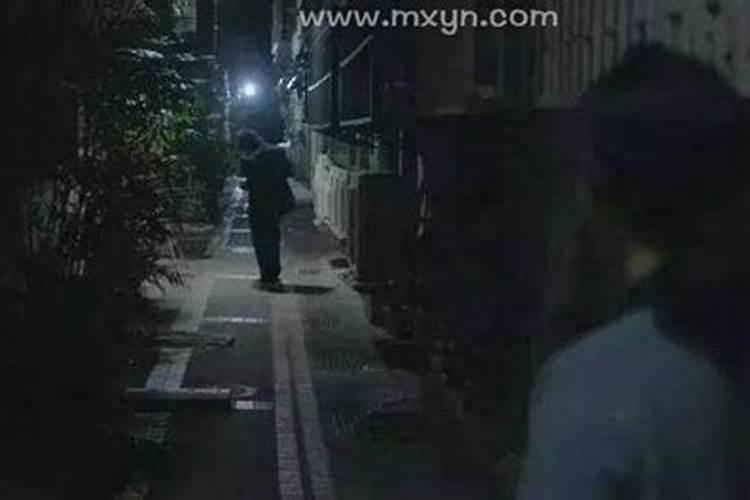 梦见一个女人跟着我甩不掉
