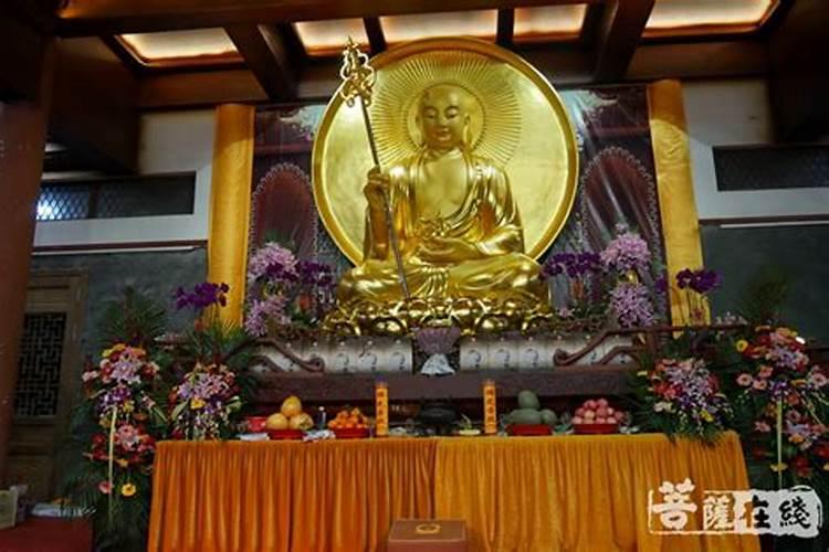 母亲为堕胎婴灵超度,供奉地藏菩萨,母亲名字刻在菩萨底座下面,会损福报...