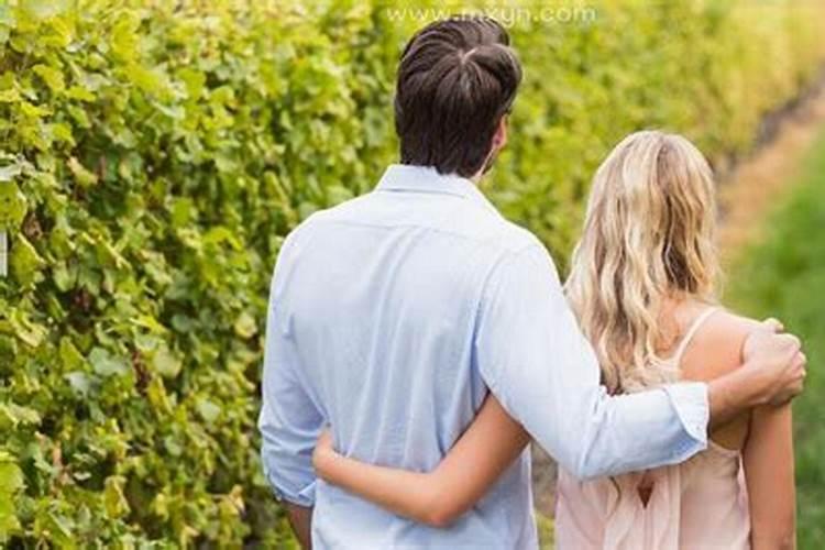 梦见搂着老婆和别的女人睡觉的预兆