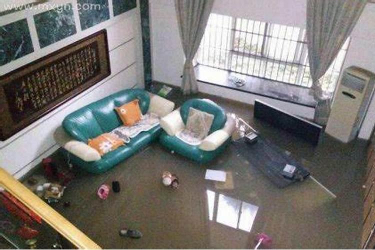 梦见水进屋