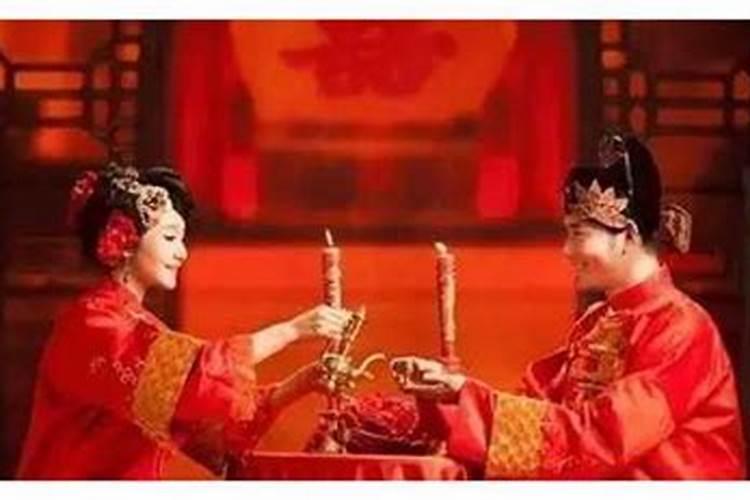 梦见很多陌生人在我们家吃饭