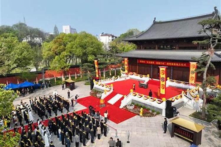 亲人去世前三年必须祭日才能祭拜清明不能祭拜吗？