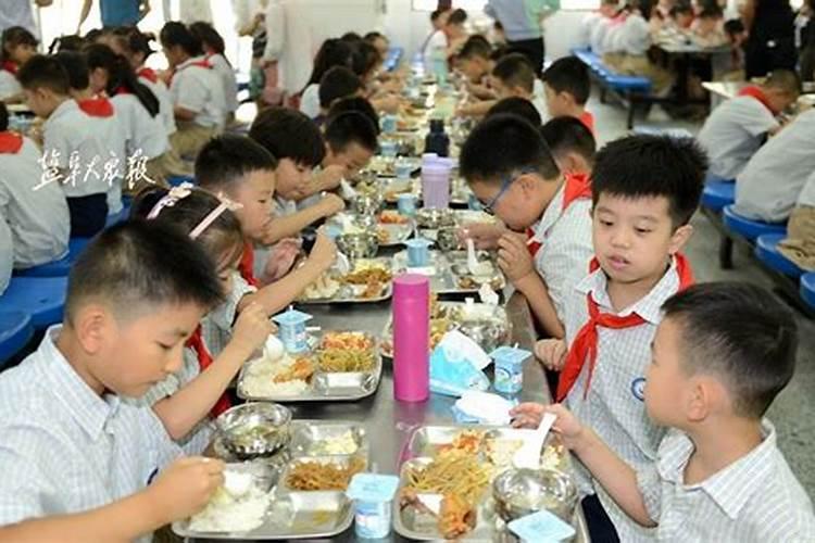 梦见和同学一起吃饭是什么意思
