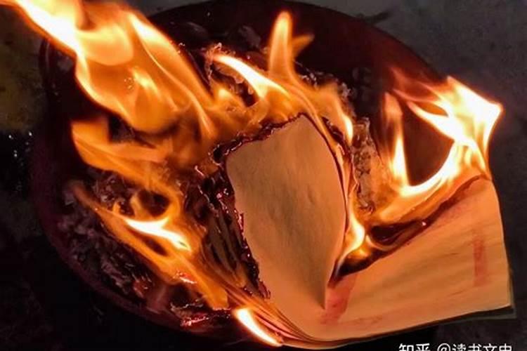 为什么在鬼节的时候要在十字路口烧纸钱？
