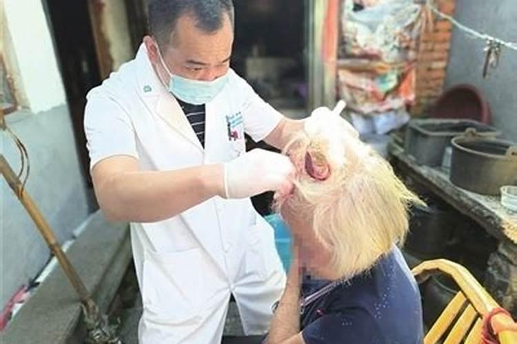 梦见老人摔倒流血的预兆
