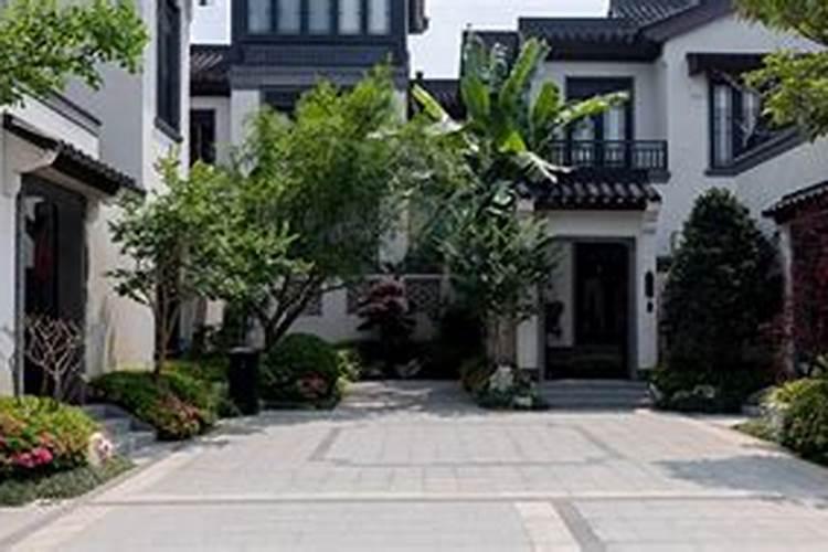 梦见叔叔、大伯在山上盖别墅？