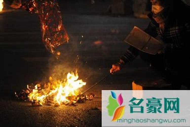 7月15烧纸是提前还是当天呢 7月15一般几点烧纸