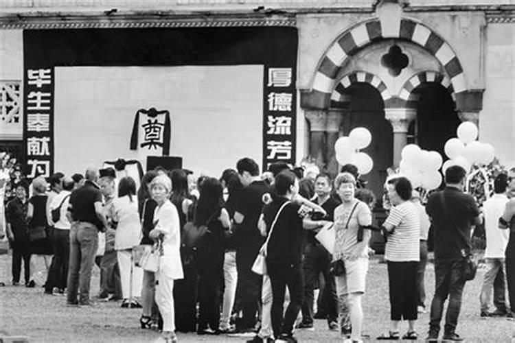 梦见参加别人的葬礼是什么意思？