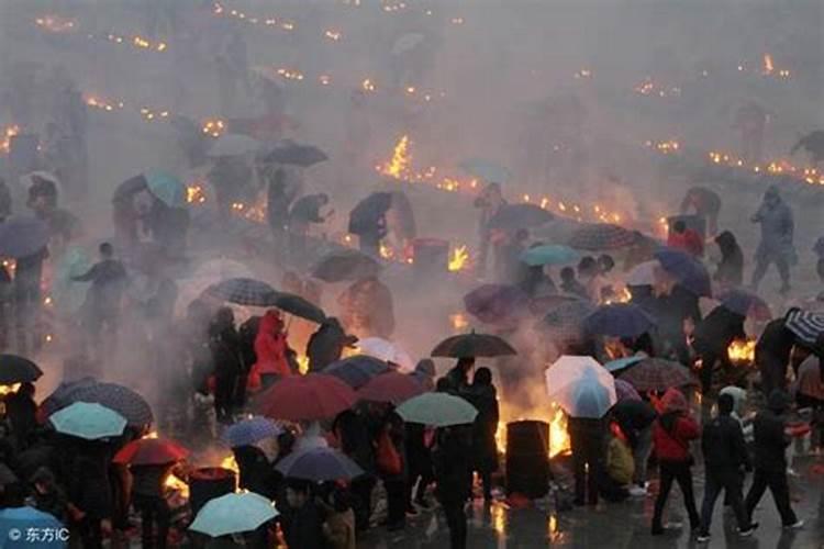 家供奉财神爷和灶王爷每月阴历什么时候拜神呢？