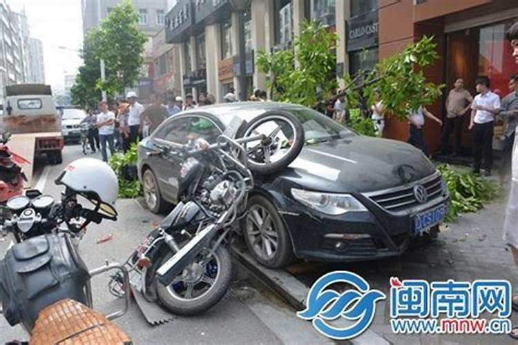 梦见车失控倒退停不下来