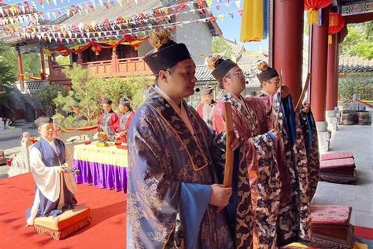 潍坊青州三贤祠内的千年老树为什么被绑满了铁架子？