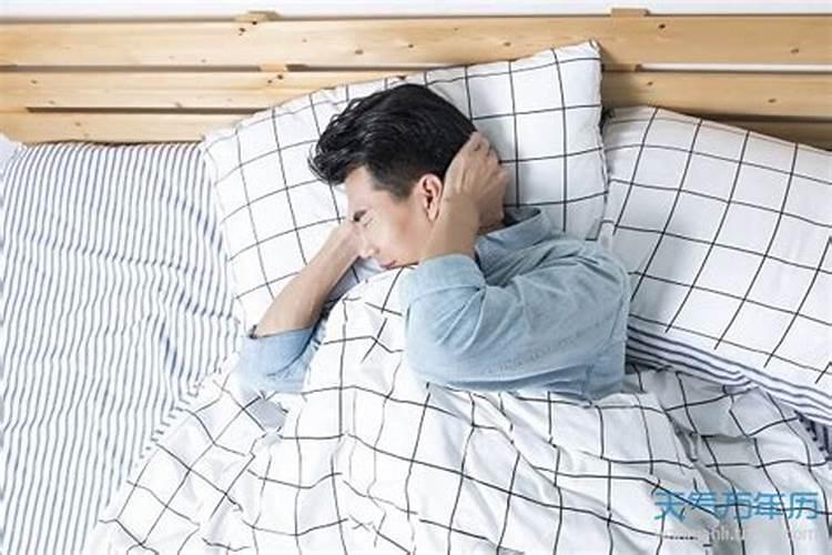 梦见两老人陪死人睡觉的预兆