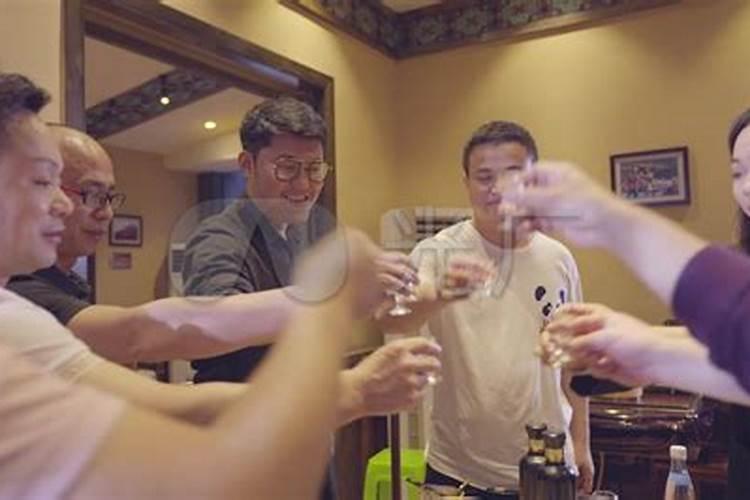 梦到很多人在一起吃饭是什么意思？