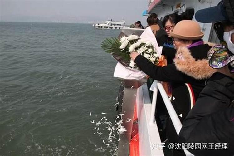 老人过世,己海葬,每年清明怎样祭奠好？