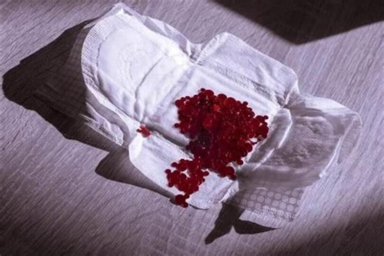女人梦见带血的卫生巾是什么意思