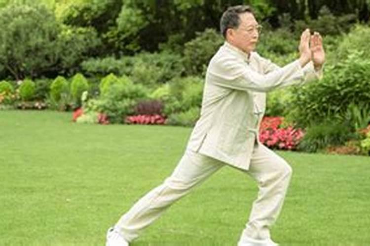属虎本命年戴什么好,可以戴黄金么？