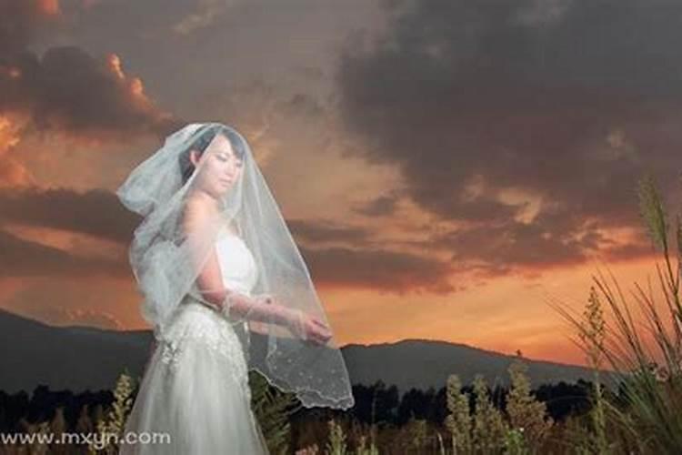 梦见自己穿婚纱结婚是什么意思？