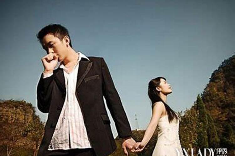 梦见找衣服穿找不到合适的衣服