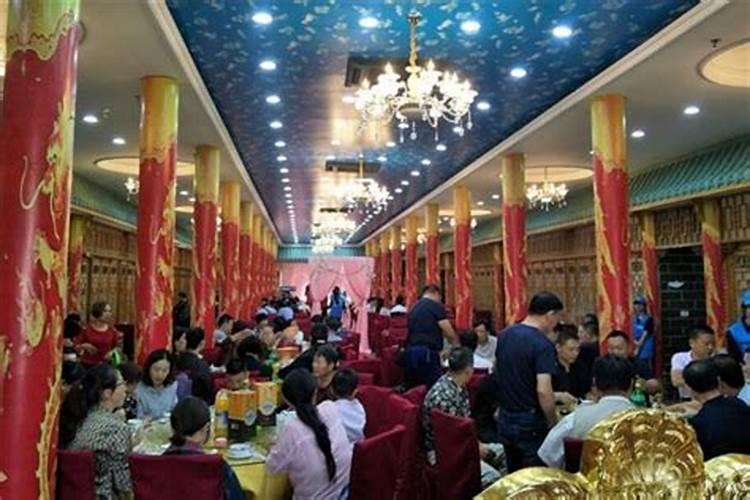 梦到很多人在一起是什么意思