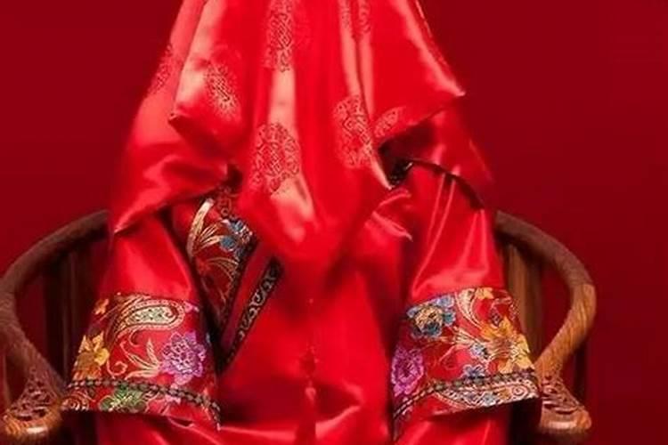 梦见远处别人在水里捉什么,走近时,发现水清得见底,很多大鱼在水里游...