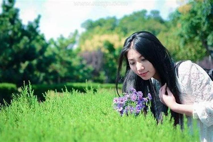 梦见前男友和他现女友闹别扭