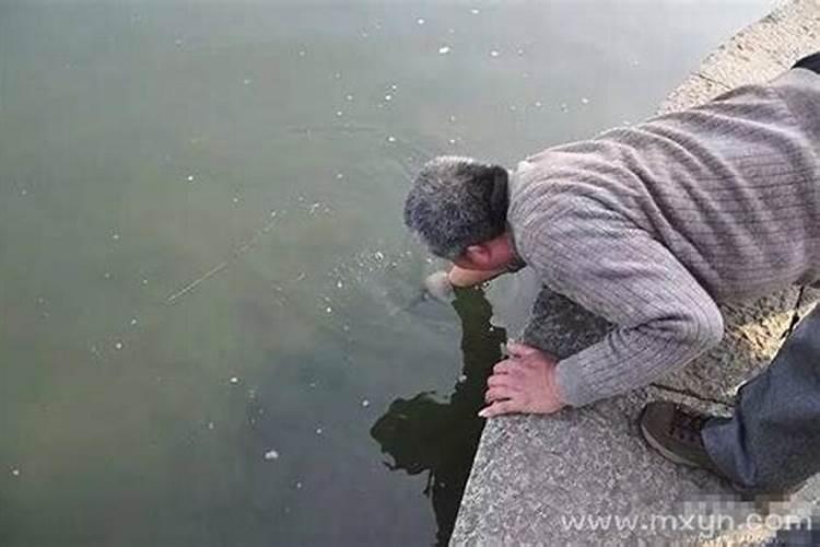 梦见在抽水马桶里捞衣服的预兆