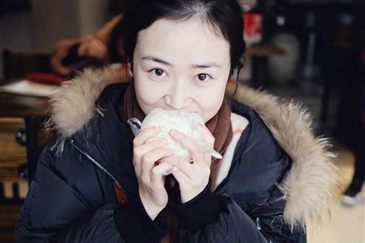 梦见死去的奶奶给我包子吃