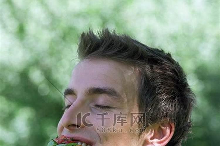 梦见死人给吃的还说话是什么意思